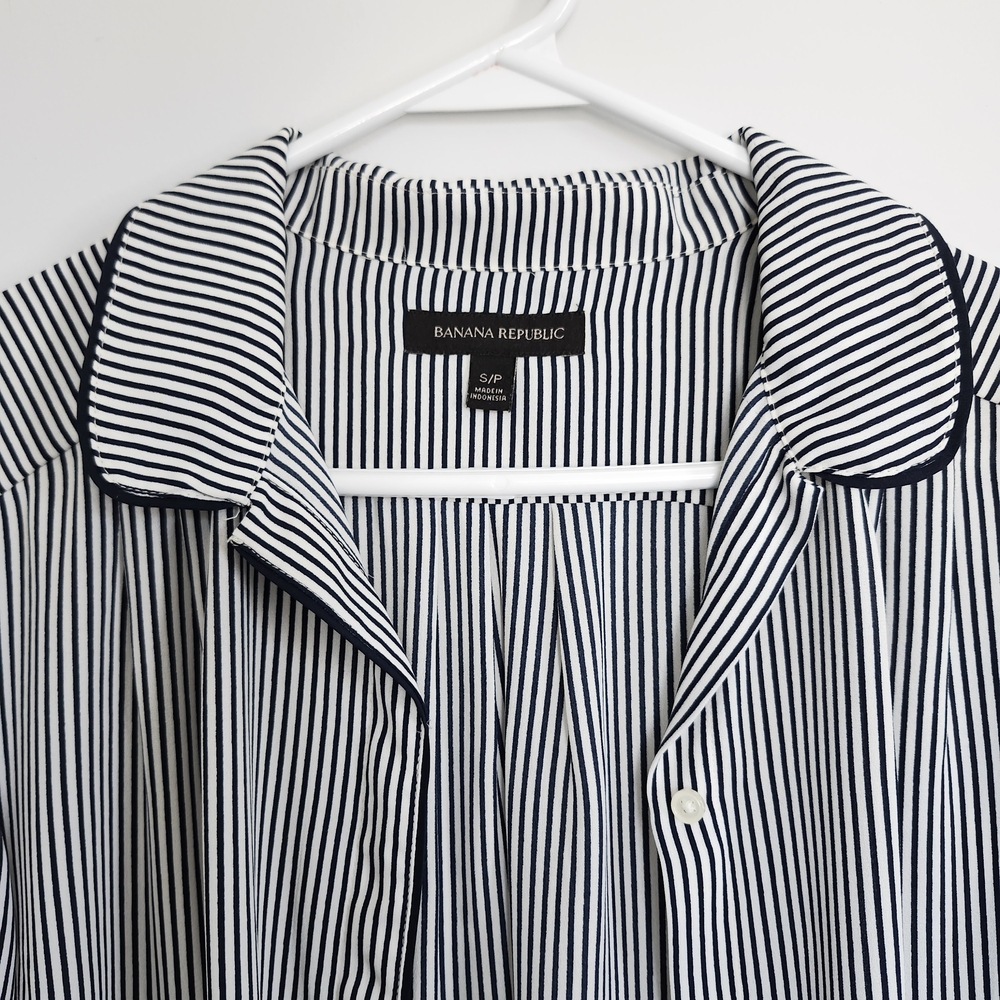 Banana Republic Button Down Small Long Sleeve Blouse Non Wrinkle Blue White Line